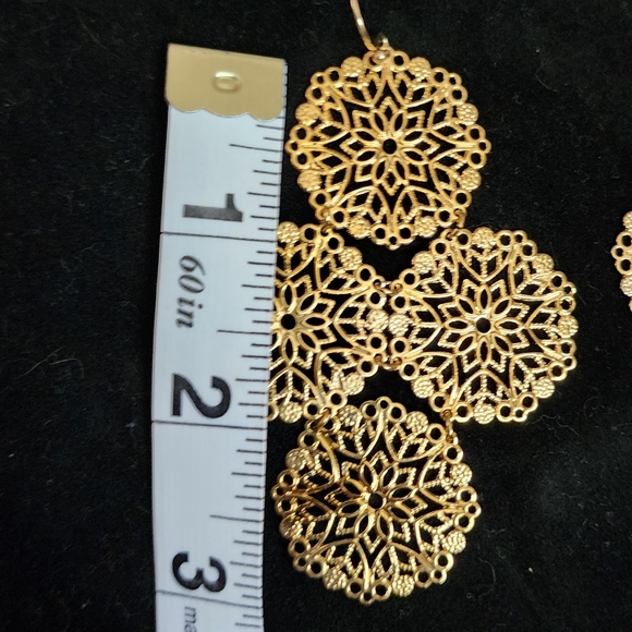 Avon Filigree Medallion Earrings - Picture 4 of 4
